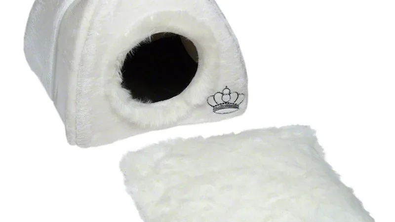 Cueva blanca de felpa de pelo largo con corona bordada, bordes de espuma rígida y cojín reversible