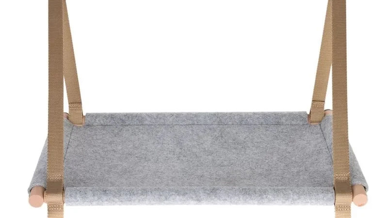 Hamaca de ventana Modern Living Billund con marco de madera, superficie de fieltro gris, correas de nailon y ventosas de rosca