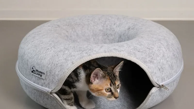 Túnel donut Modern Living Chicago de fieltro gris con un gato tumbado dentro del anillo
